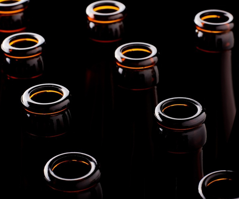 Flaschenhälse auf einem schwarzen Hintergrund