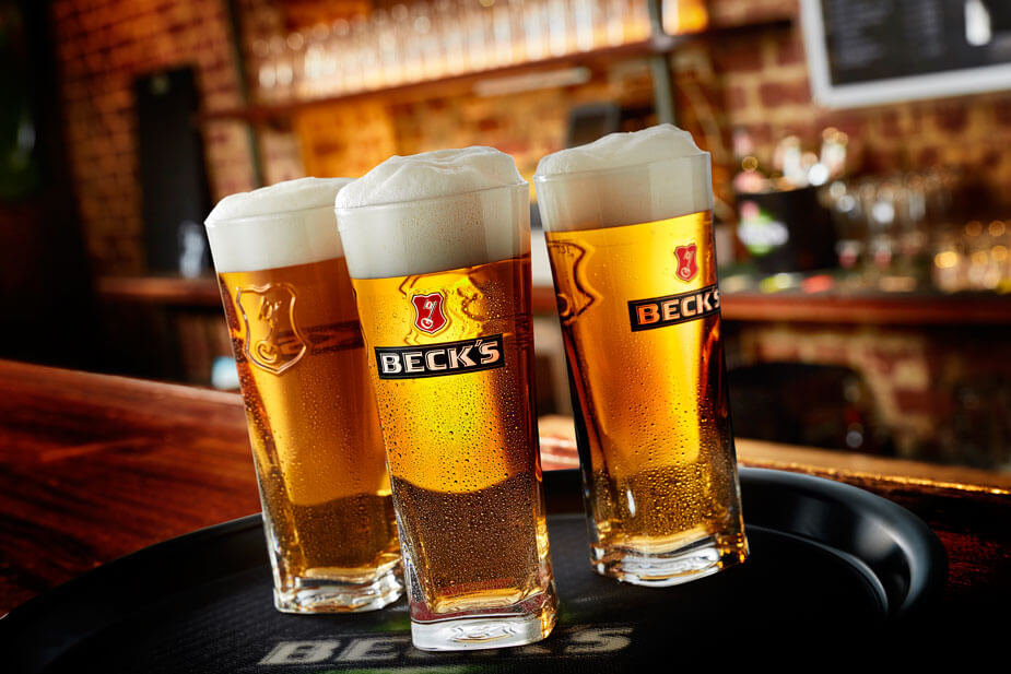 3 gefüllte Becks Biergläser